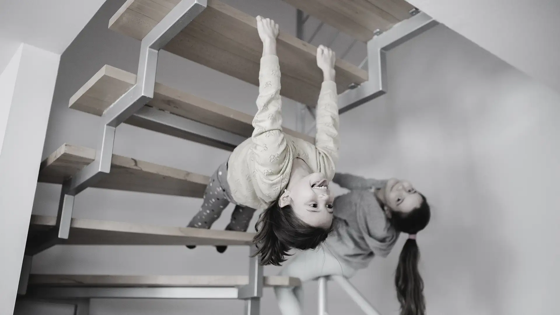 niñas jugando en un las escaleras de un hogar.