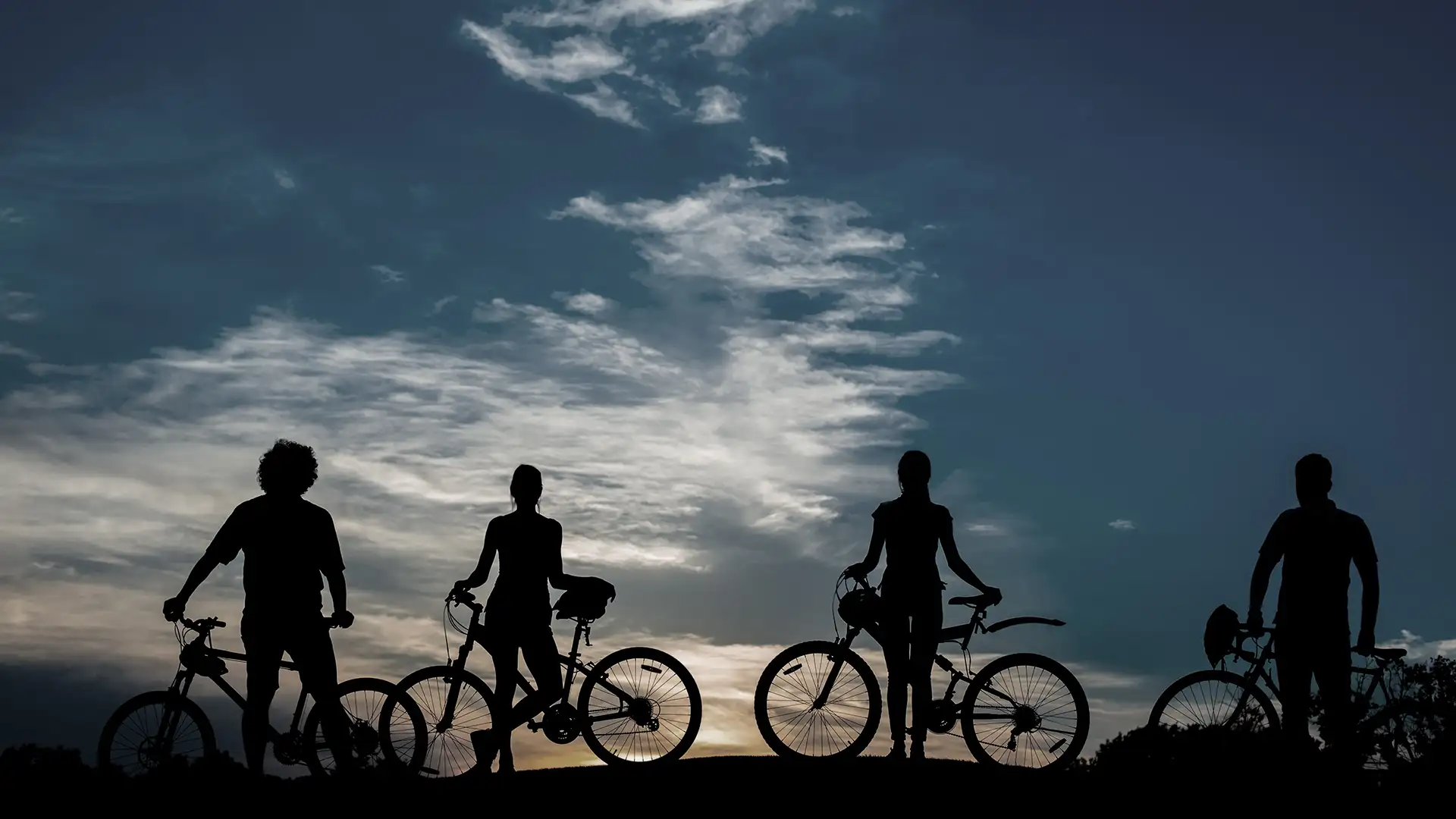 Grupo de amigos montando en bicicletas en una montaña
